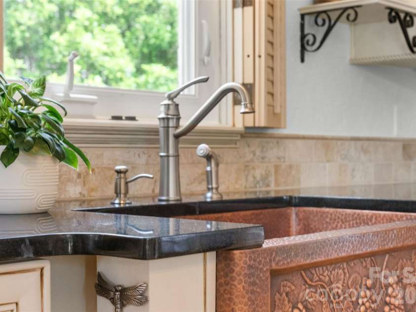 4400 Woods End Lane, Charlotte, NC 28277.  MLS# CAR4366467, YatesRealty ID 12852. Kitchen