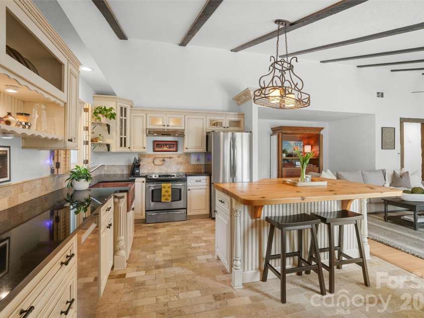4400 Woods End Lane, Charlotte, NC 28277.  MLS# CAR4366467, YatesRealty ID 12852. Kitchen