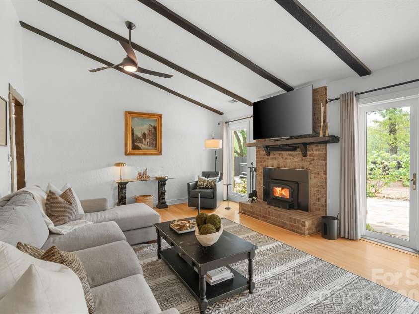 4400 Woods End Lane, Charlotte, NC 28277.  MLS# CAR4366467, YatesRealty ID 12852. Living Room