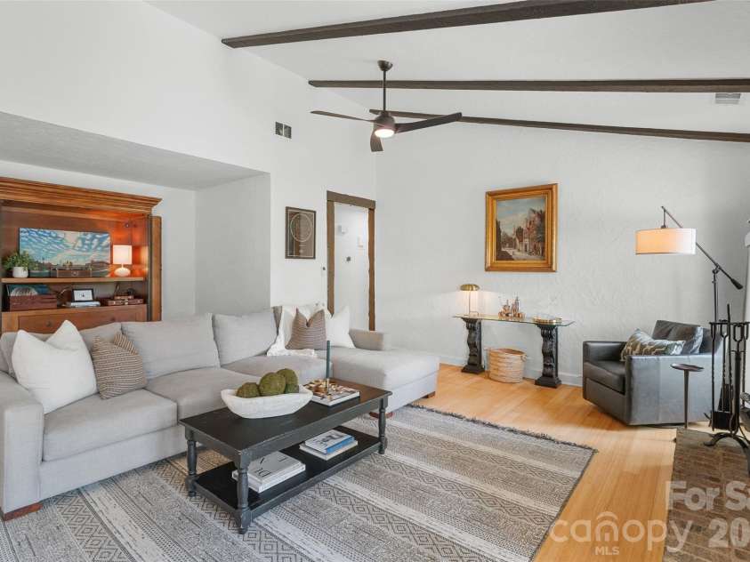 4400 Woods End Lane, Charlotte, NC 28277.  MLS# CAR4366467, YatesRealty ID 12852. Living Room