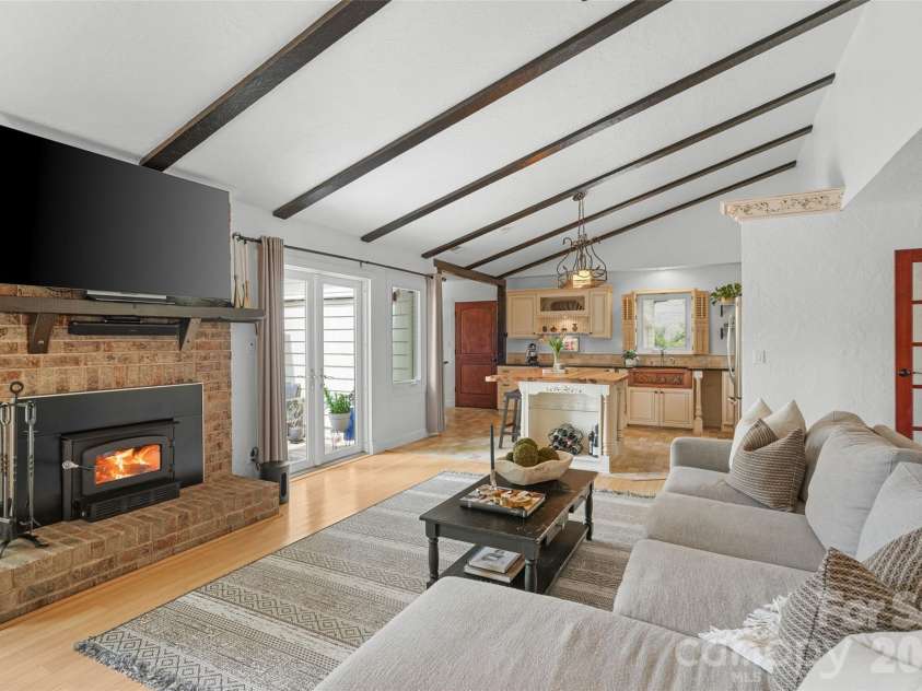 4400 Woods End Lane, Charlotte, NC 28277.  MLS# CAR4366467, YatesRealty ID 12852. Living Room
