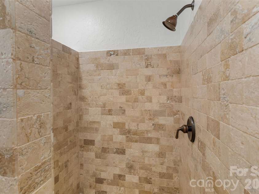 4400 Woods End Lane, Charlotte, NC 28277.  MLS# CAR4366467, YatesRealty ID 12852. Primary Bathroom
