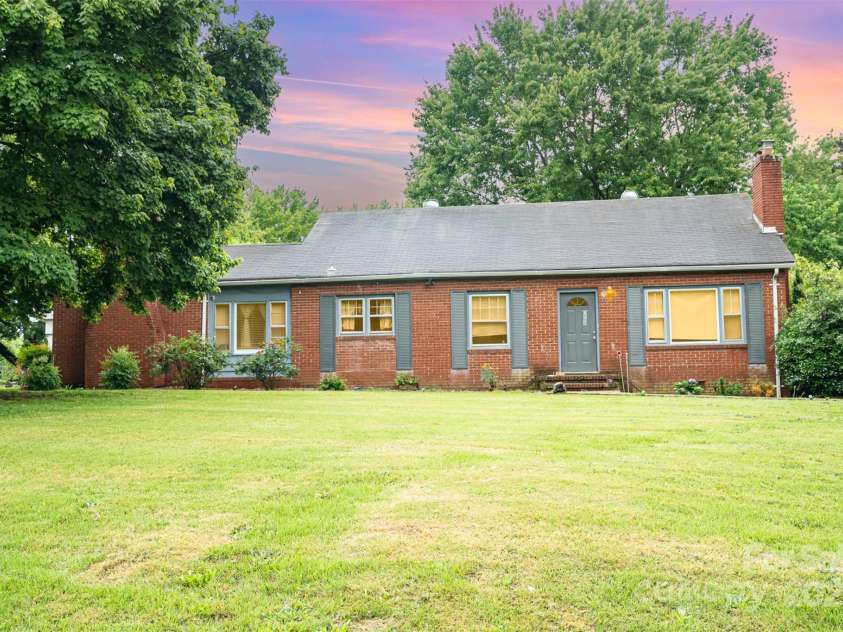 3700 Nevin Road, Charlotte, NC 28269.  MLS# CAR4257929, YatesRealty ID 12854. 