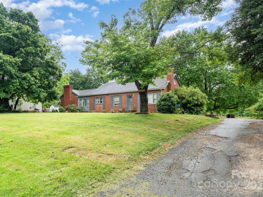 3700 Nevin Road, Charlotte, NC 28269.  MLS# CAR4257929, YatesRealty ID 12854. 