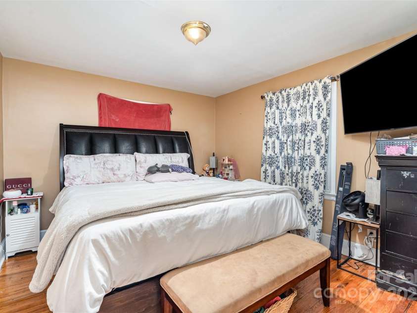 3700 Nevin Road, Charlotte, NC 28269.  MLS# CAR4257929, YatesRealty ID 12854. 