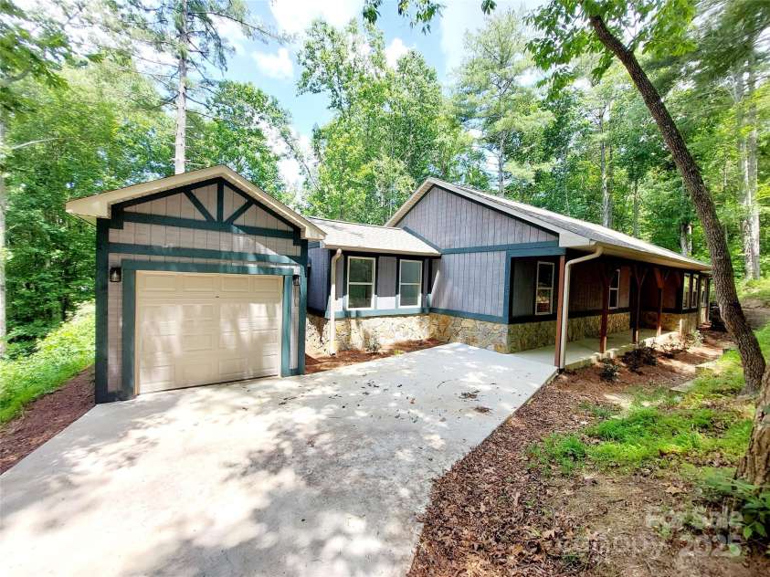 93 Badger Run, Hendersonville, NC 28739.  MLS# CAR4273888, YatesRealty ID 12854. 