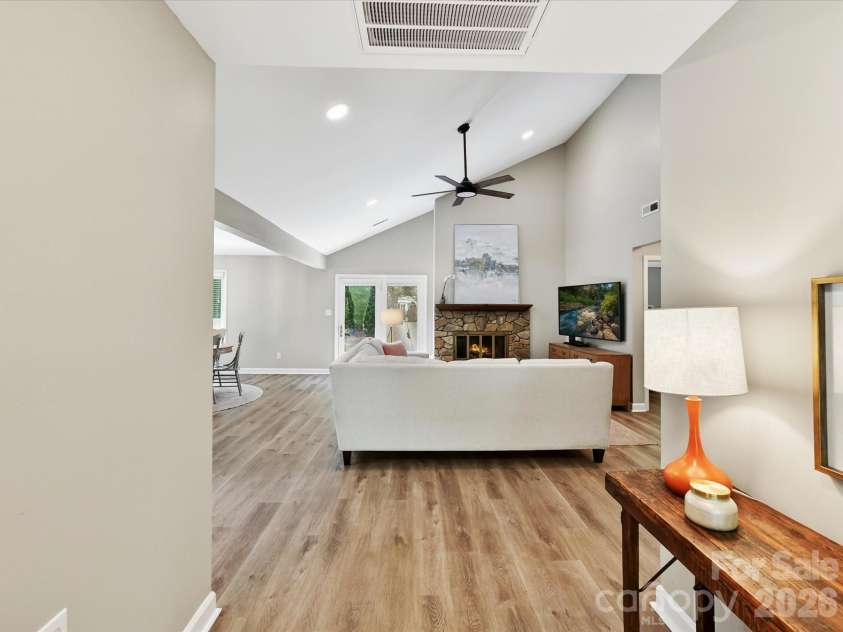6712 Paces Ferry Lane, Charlotte, NC 28226.  MLS# CAR4369684, YatesRealty ID 12858. 