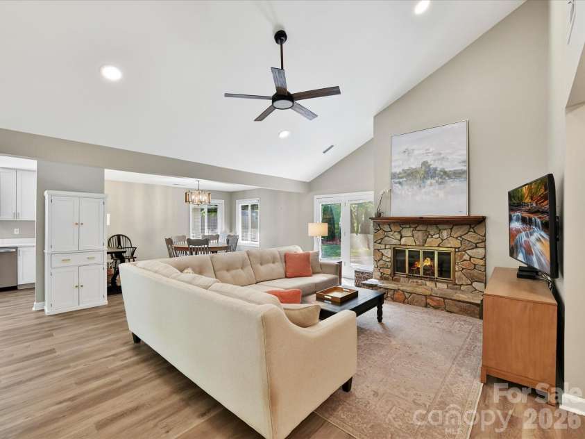 6712 Paces Ferry Lane, Charlotte, NC 28226.  MLS# CAR4369684, YatesRealty ID 12858. 