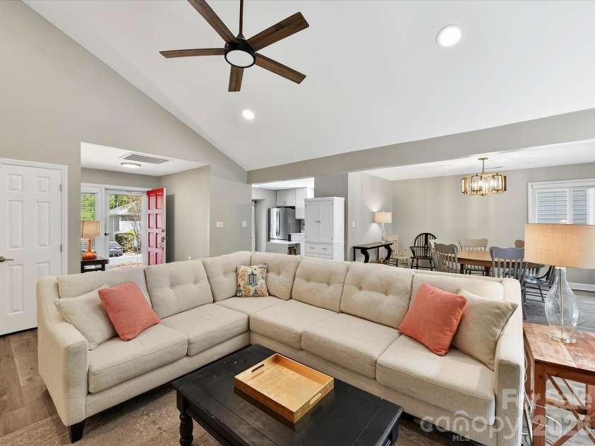 6712 Paces Ferry Lane, Charlotte, NC 28226.  MLS# CAR4369684, YatesRealty ID 12858. 