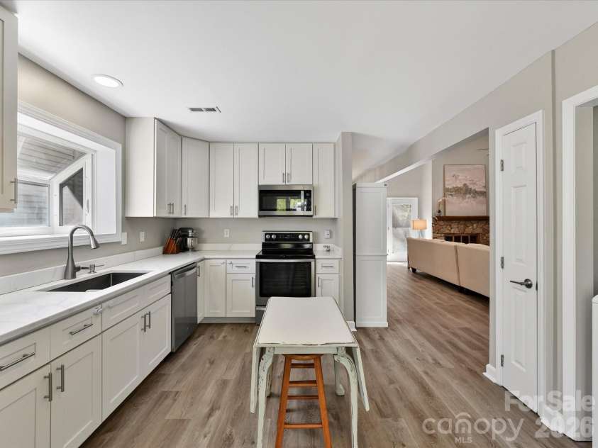 6712 Paces Ferry Lane, Charlotte, NC 28226.  MLS# CAR4369684, YatesRealty ID 12858. 