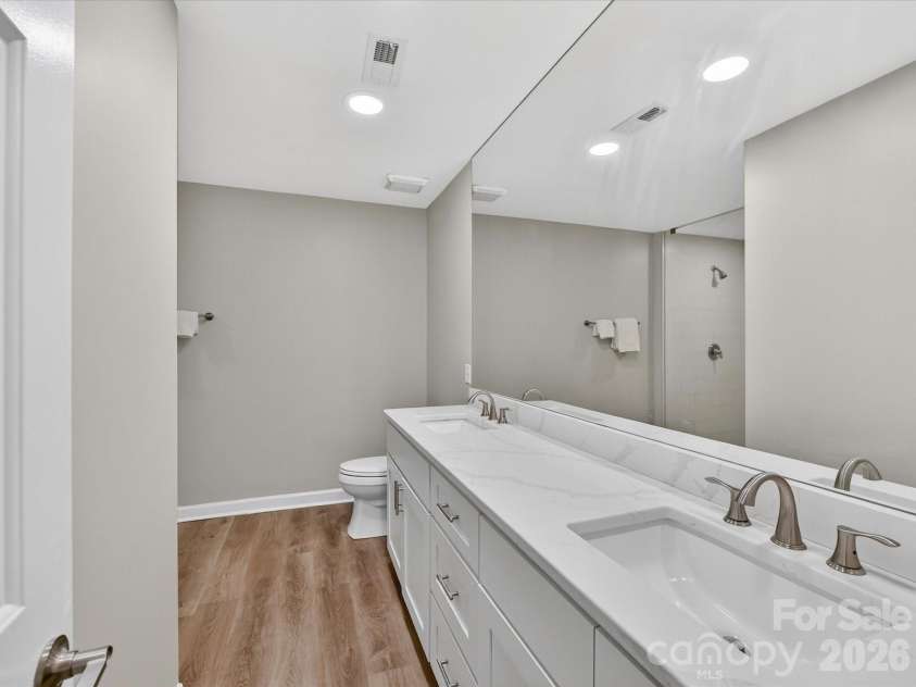 6712 Paces Ferry Lane, Charlotte, NC 28226.  MLS# CAR4369684, YatesRealty ID 12858. 