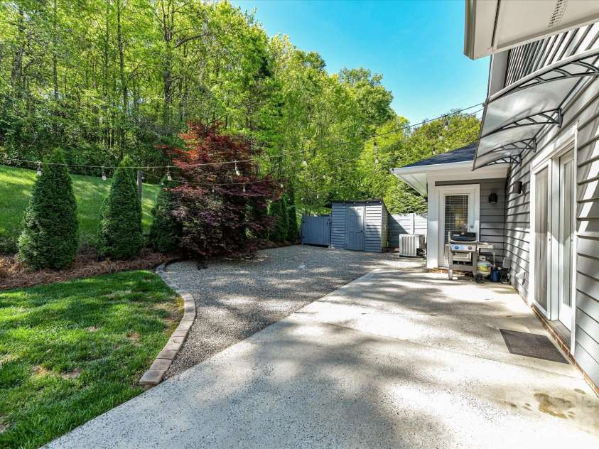 6712 Paces Ferry Lane, Charlotte, NC 28226.  MLS# CAR4369684, YatesRealty ID 12858. 