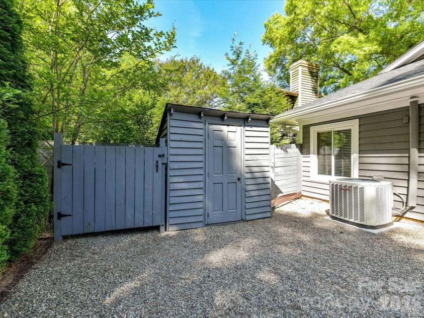 6712 Paces Ferry Lane, Charlotte, NC 28226.  MLS# CAR4369684, YatesRealty ID 12858. 