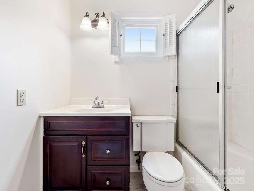 101 Bent Creek Ranch Road, Asheville, NC 28806.  MLS# CAR4253035, YatesRealty ID 12867. Bathroom