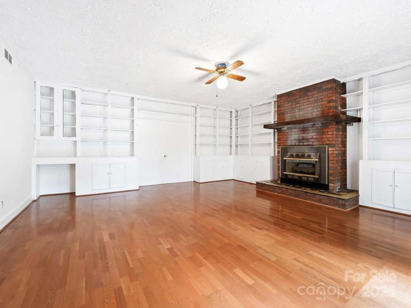 101 Bent Creek Ranch Road, Asheville, NC 28806.  MLS# CAR4253035, YatesRealty ID 12867. Family Room