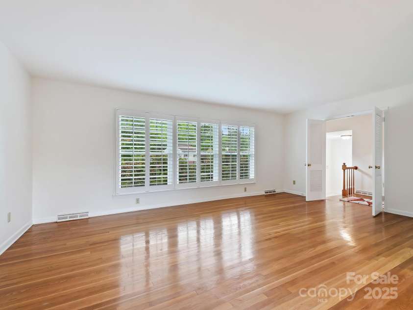 101 Bent Creek Ranch Road, Asheville, NC 28806.  MLS# CAR4253035, YatesRealty ID 12867. Living Room