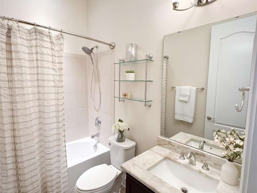 15511 Lake Ridge Road, Charlotte, NC 28278.  MLS# CAR4326466, YatesRealty ID 12867. Full bath