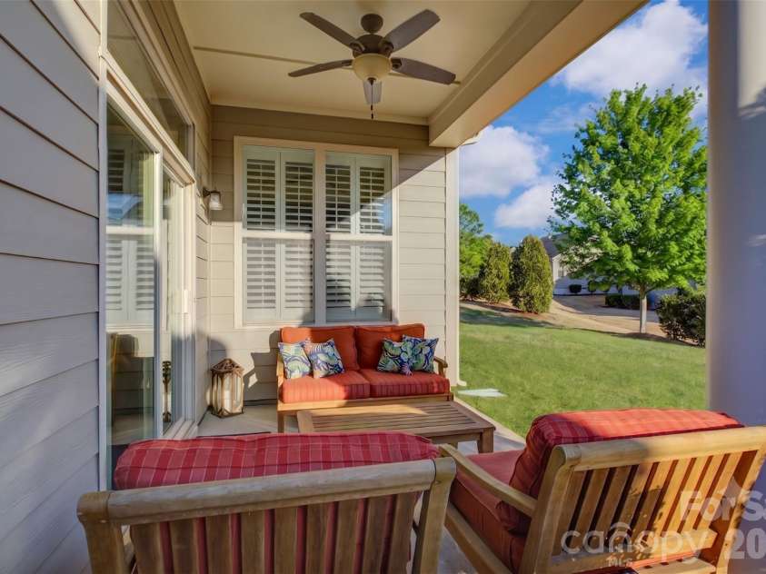 15511 Lake Ridge Road, Charlotte, NC 28278.  MLS# CAR4326466, YatesRealty ID 12867. Very cozy back patio
