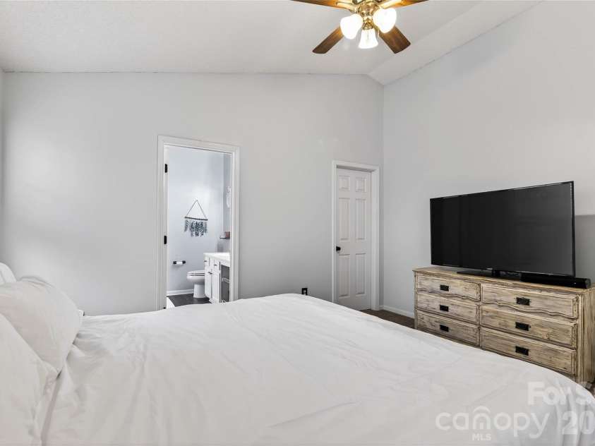 8704 Laurel Run Drive, Charlotte, NC 28269.  MLS# CAR4351179, YatesRealty ID 12869. 