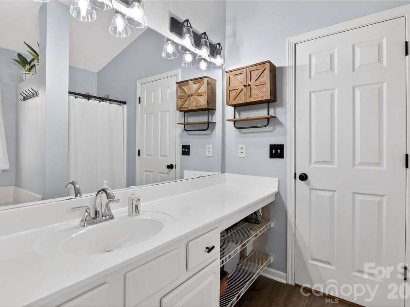 8704 Laurel Run Drive, Charlotte, NC 28269.  MLS# CAR4351179, YatesRealty ID 12869. 