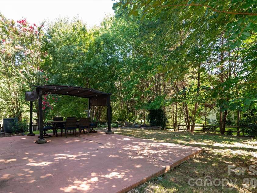 8704 Laurel Run Drive, Charlotte, NC 28269.  MLS# CAR4351179, YatesRealty ID 12869. 