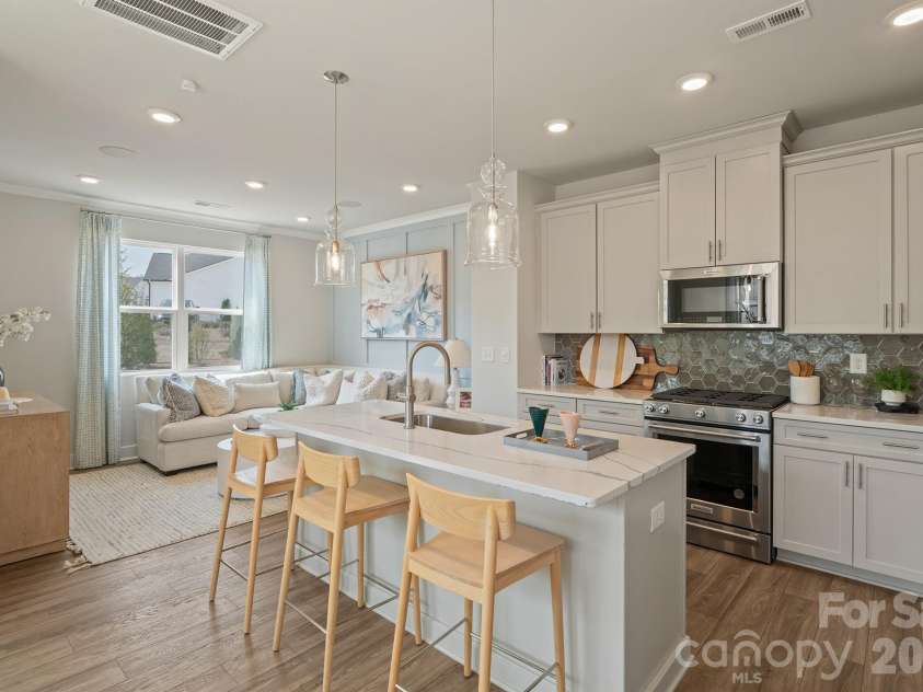 9721 Munsing Drive, Charlotte, NC 28269.  MLS# CAR4357929, YatesRealty ID 12879. 