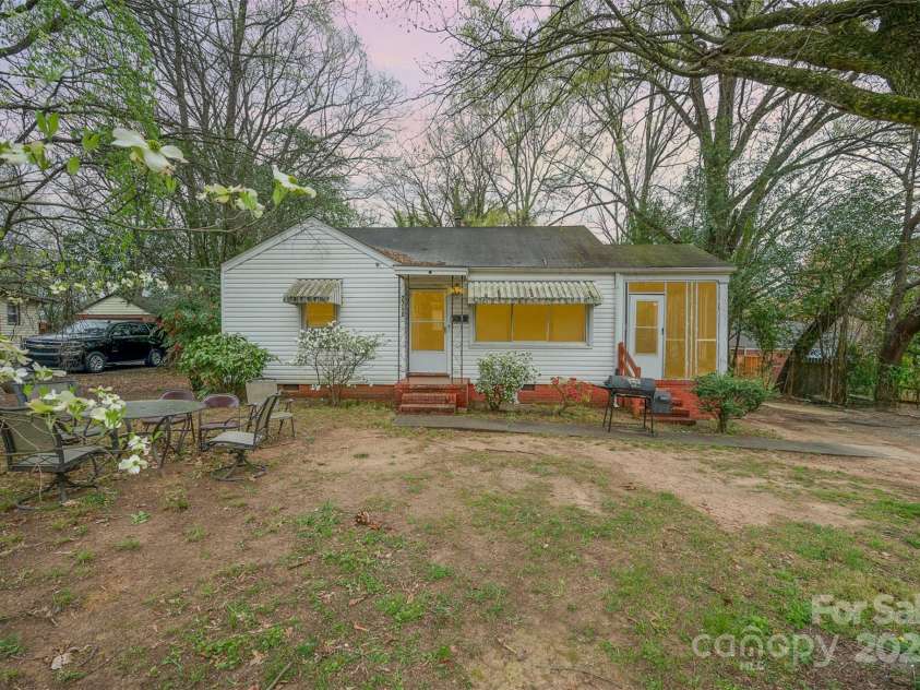 2740 Dogwood Avenue, Charlotte, NC 28206.  MLS# CAR4122087, YatesRealty ID 1288. 