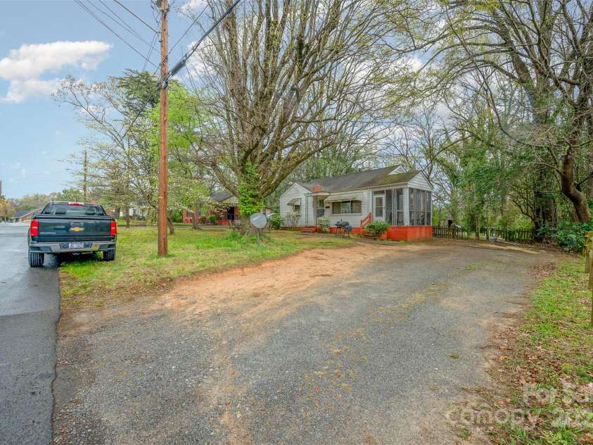 2740 Dogwood Avenue, Charlotte, NC 28206.  MLS# CAR4122087, YatesRealty ID 1288. 