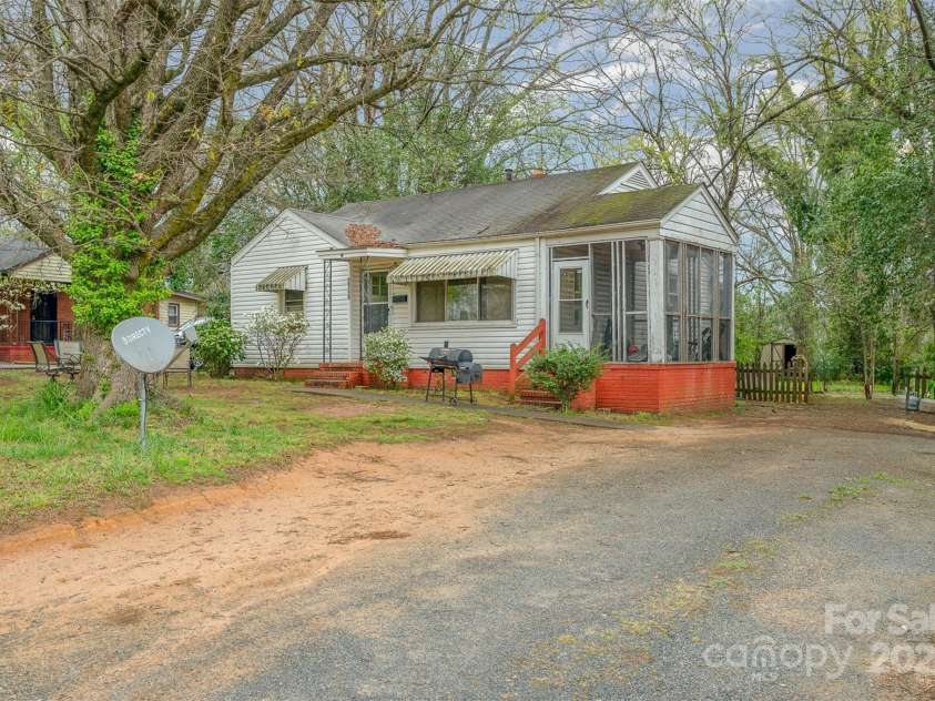 2740 Dogwood Avenue, Charlotte, NC 28206.  MLS# CAR4122087, YatesRealty ID 1288. 