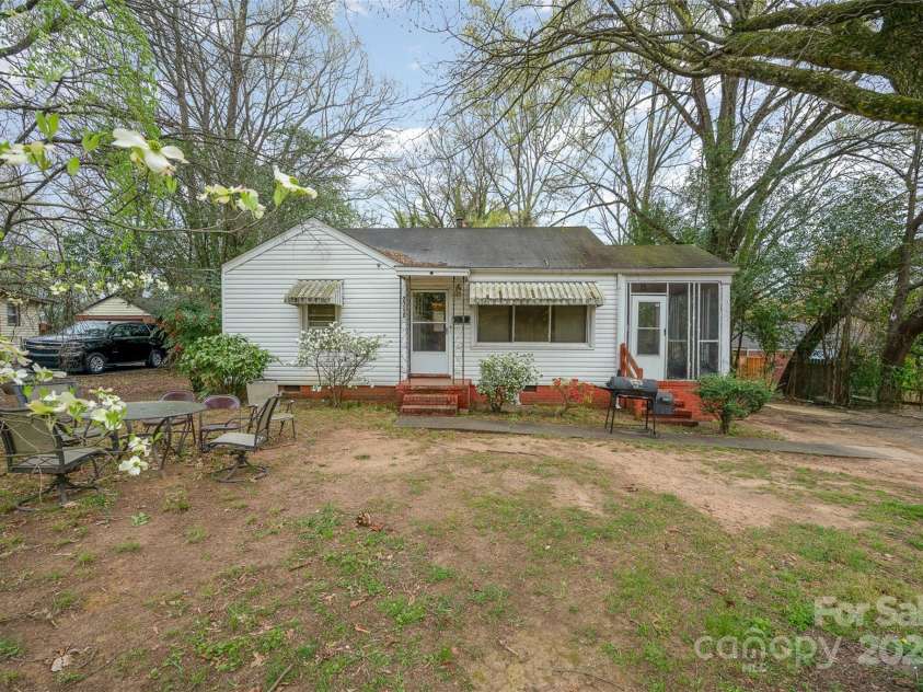 2740 Dogwood Avenue, Charlotte, NC 28206.  MLS# CAR4122087, YatesRealty ID 1288. 