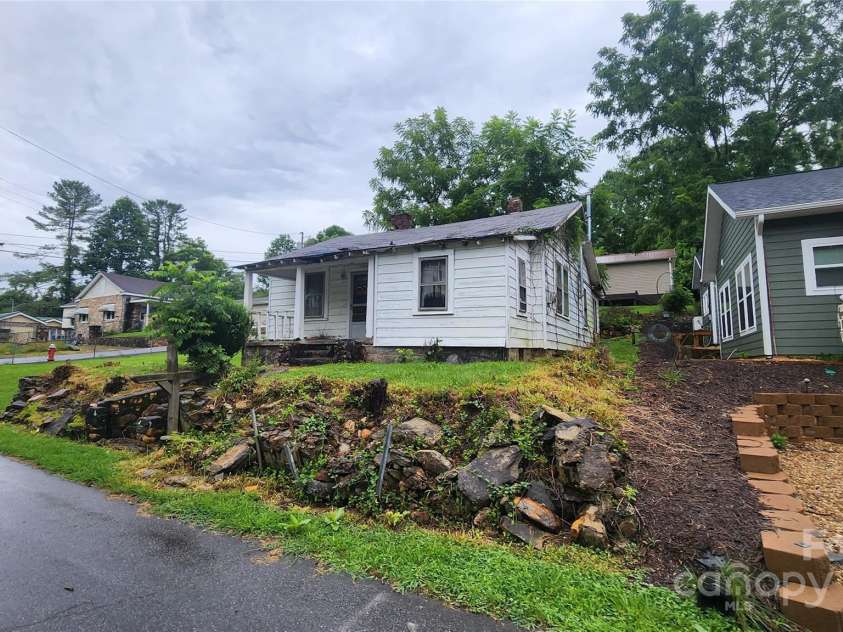 72 North Lane, Brevard, NC 28712.  MLS# CAR4225441, YatesRealty ID 1288. 