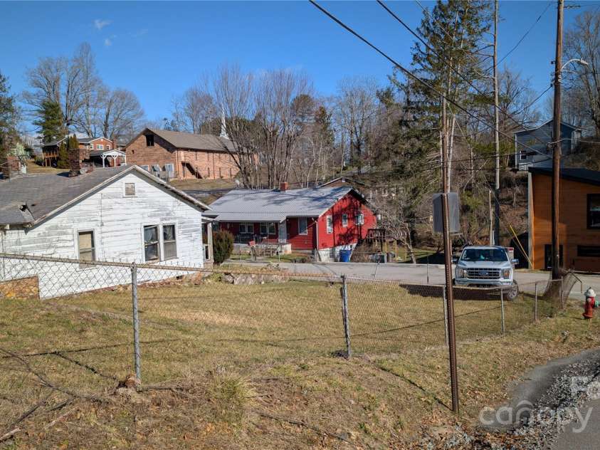 72 North Lane, Brevard, NC 28712.  MLS# CAR4225441, YatesRealty ID 1288. 