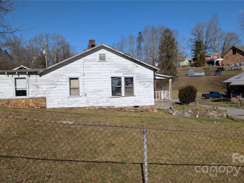 72 North Lane, Brevard, NC 28712.  MLS# CAR4225441, YatesRealty ID 1288. 