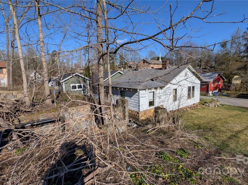 72 North Lane, Brevard, NC 28712.  MLS# CAR4225441, YatesRealty ID 1288. 