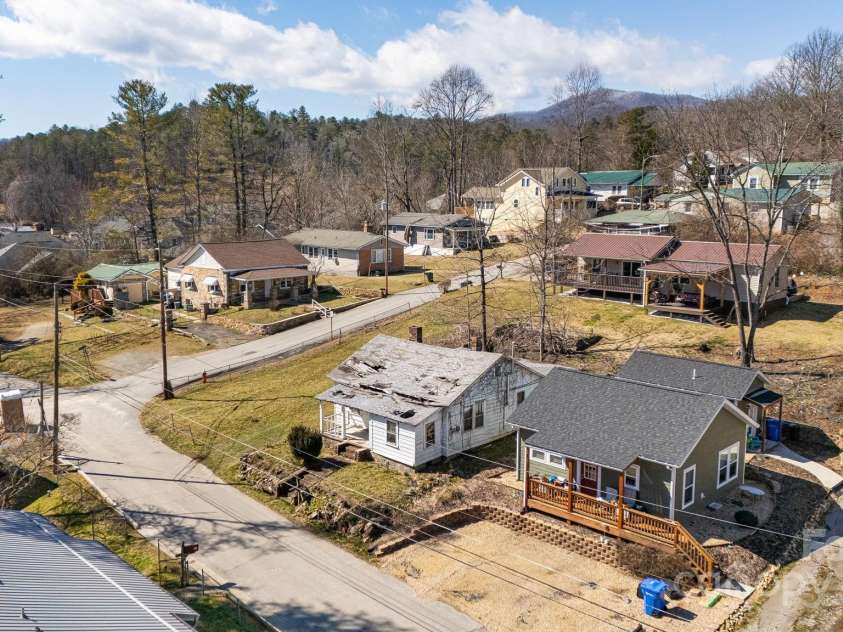 72 North Lane, Brevard, NC 28712.  MLS# CAR4225441, YatesRealty ID 1288. 