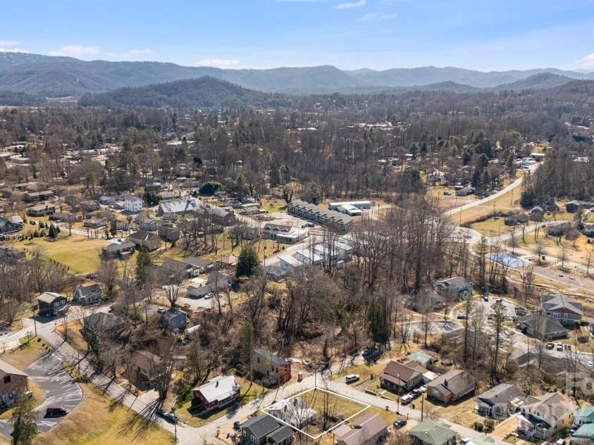 72 North Lane, Brevard, NC 28712.  MLS# CAR4225441, YatesRealty ID 1288. 