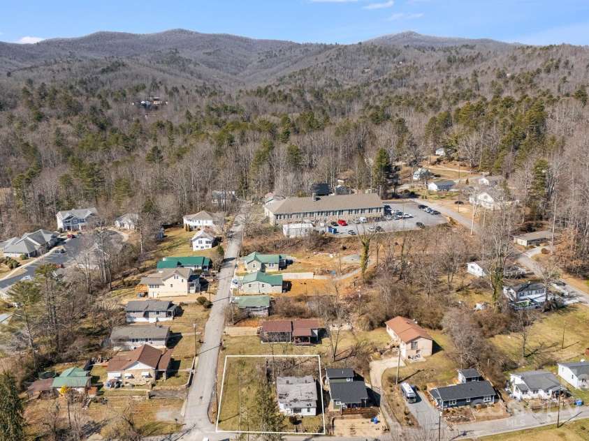 72 North Lane, Brevard, NC 28712.  MLS# CAR4225441, YatesRealty ID 1288. 