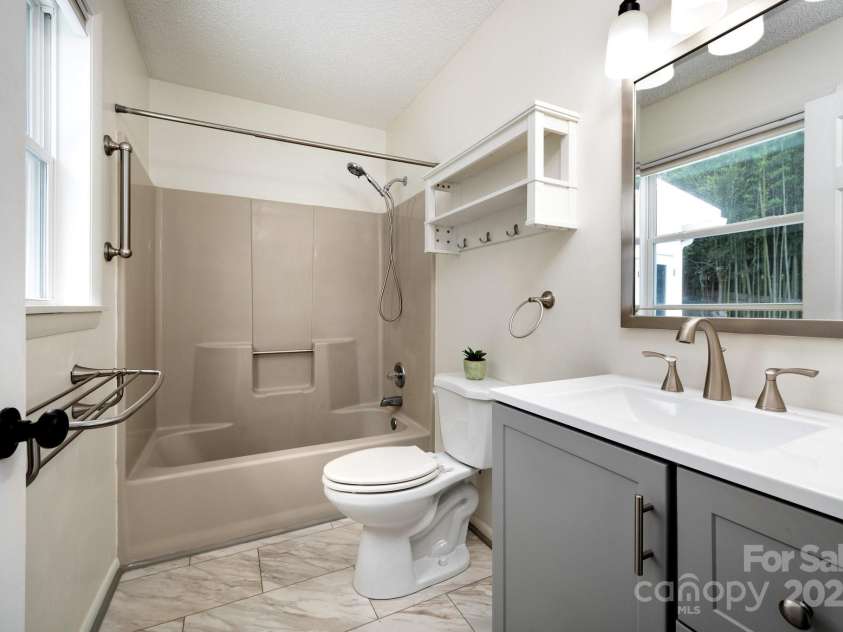 1572 Alexander Road, Leicester, NC 28748.  MLS# CAR4252081, YatesRealty ID 12882. Primary Ensuite Bathroom