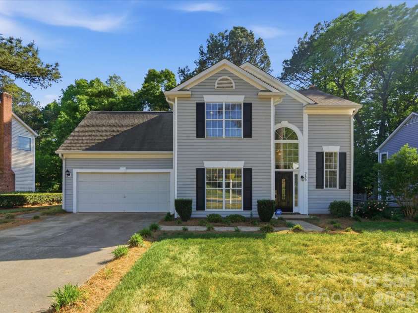 3129 Crescent Knoll Drive, Matthews, NC 28105.  MLS# CAR4367980, YatesRealty ID 12882. 