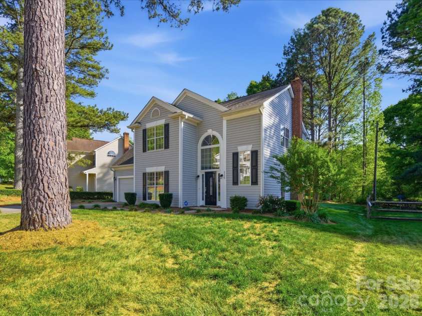 3129 Crescent Knoll Drive, Matthews, NC 28105.  MLS# CAR4367980, YatesRealty ID 12882. 
