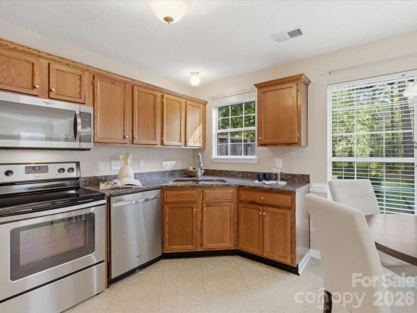 3129 Crescent Knoll Drive, Matthews, NC 28105.  MLS# CAR4367980, YatesRealty ID 12882. 