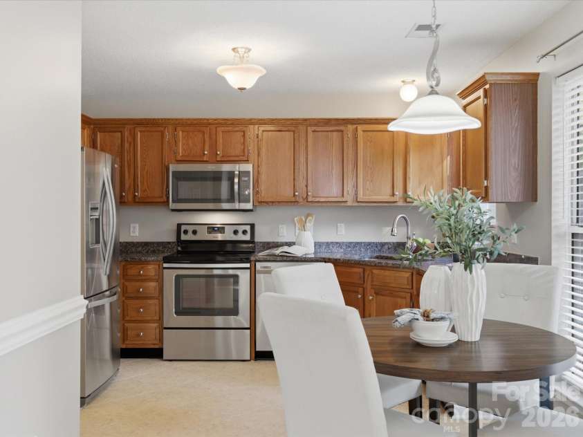 3129 Crescent Knoll Drive, Matthews, NC 28105.  MLS# CAR4367980, YatesRealty ID 12882. 