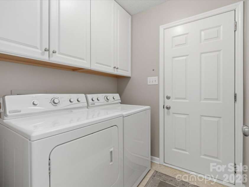 3129 Crescent Knoll Drive, Matthews, NC 28105.  MLS# CAR4367980, YatesRealty ID 12882. 