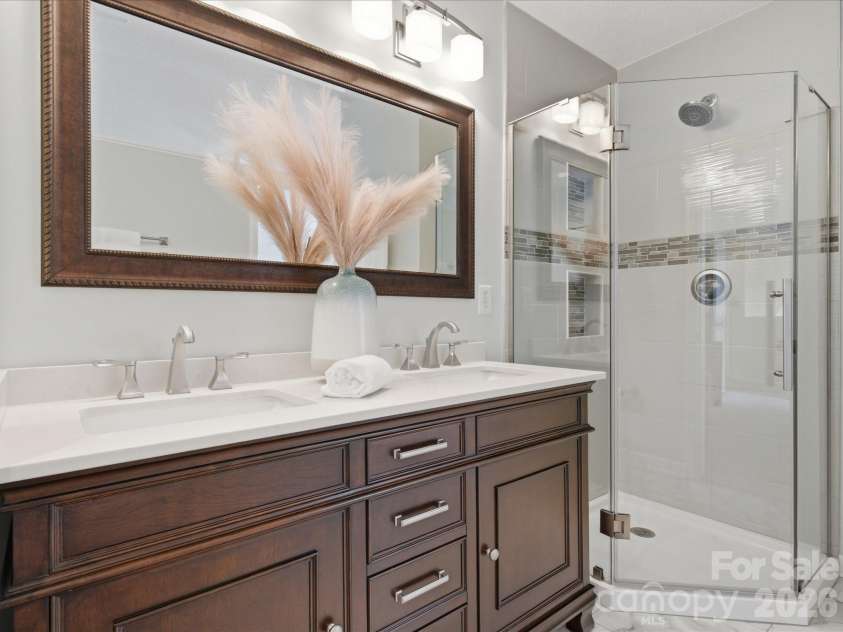 3129 Crescent Knoll Drive, Matthews, NC 28105.  MLS# CAR4367980, YatesRealty ID 12882. 