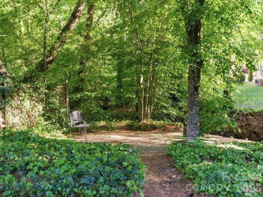 3129 Crescent Knoll Drive, Matthews, NC 28105.  MLS# CAR4367980, YatesRealty ID 12882. 