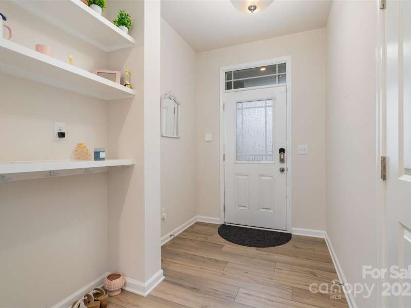14806 Tamarack Drive, Charlotte, NC 28278.  MLS# CAR4290041, YatesRealty ID 12883. Entryway