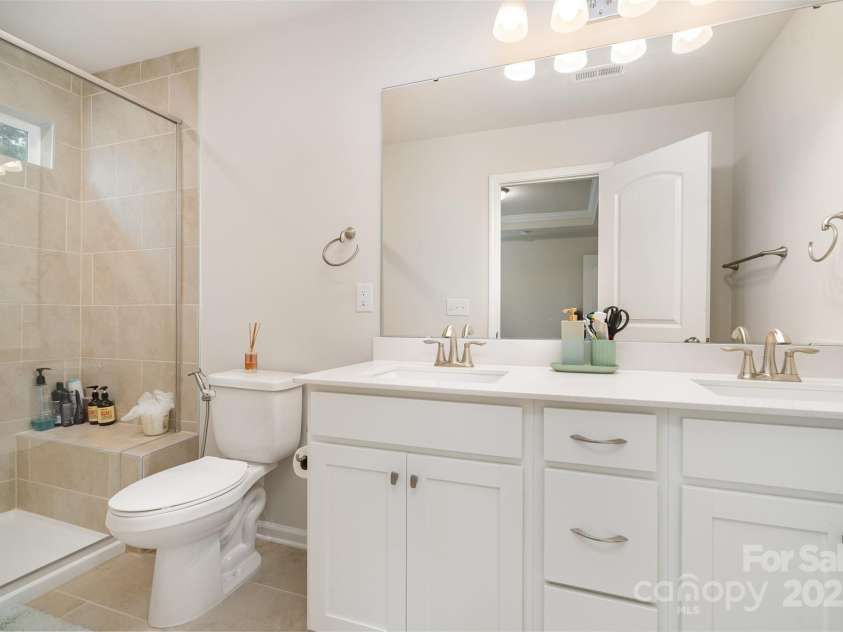 14806 Tamarack Drive, Charlotte, NC 28278.  MLS# CAR4290041, YatesRealty ID 12883. Primary Bathroom