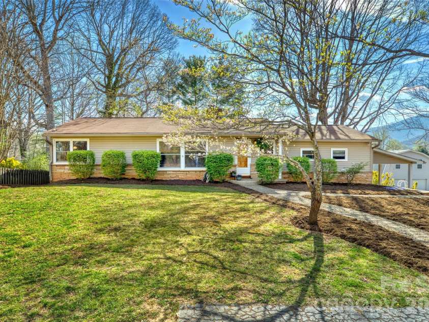 316 Wilson Avenue, Swannanoa, NC 28778.  MLS# CAR4361126, YatesRealty ID 12884. 