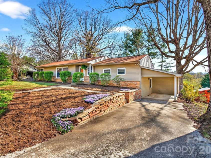 316 Wilson Avenue, Swannanoa, NC 28778.  MLS# CAR4361126, YatesRealty ID 12884. 