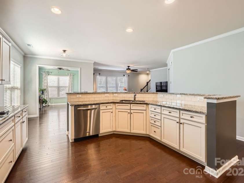 15317 Colonial Park Drive, Huntersville, NC 28078.  MLS# CAR4235256, YatesRealty ID 12888. Large Kitchen!